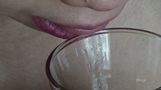 [Rip, mouth, tongue fetishism] Amateur beauty is continuous &quot;spit&quot; in glass cup with sk water