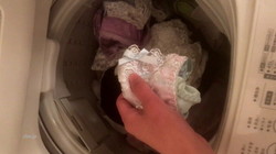 [Voyeur] check (underwear, stain bread) in the washing machine of your home sister?
